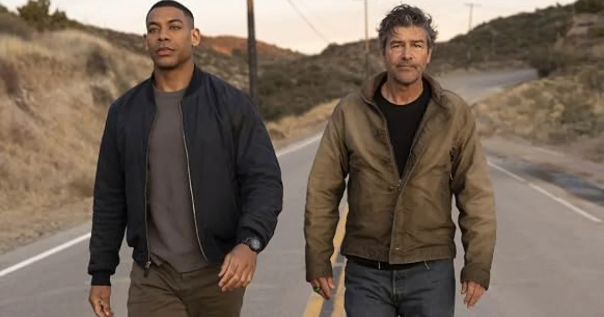 Kyle Chandler et Aaron Pierre marchent ensemble dans une scène de la série Lanterns sur HBO Max