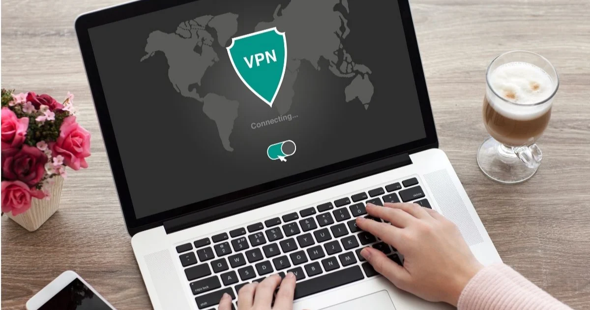 Ordinateur portable affichant une connexion VPN en cours d'établissement, sur fond de carte du monde