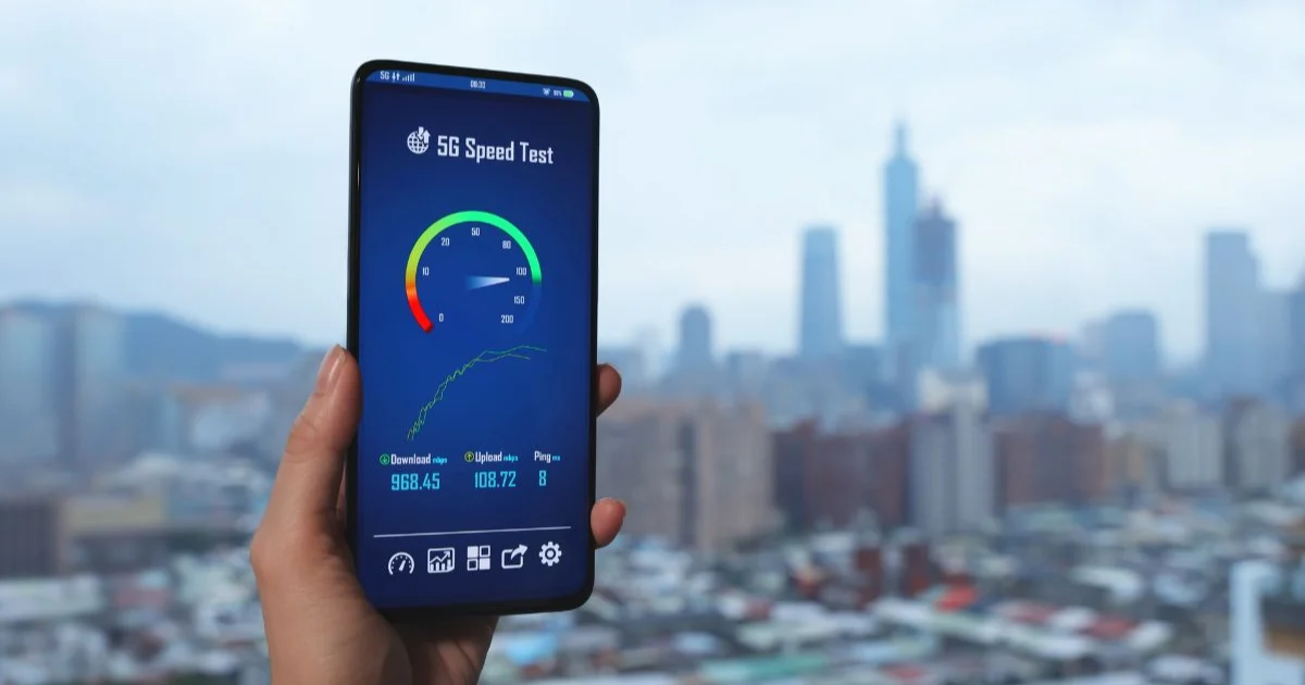 Personne vérifiant son débit internet sur smartphone avant de streamer en 4K