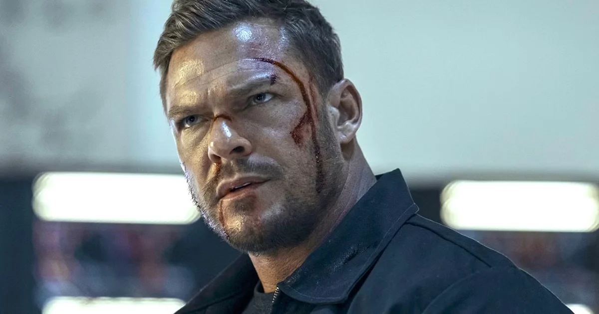 Alan Ritchson dans le rôle de Jack Reacher, visage blessé, dans la saison 4 de Reacher sur Prime Video