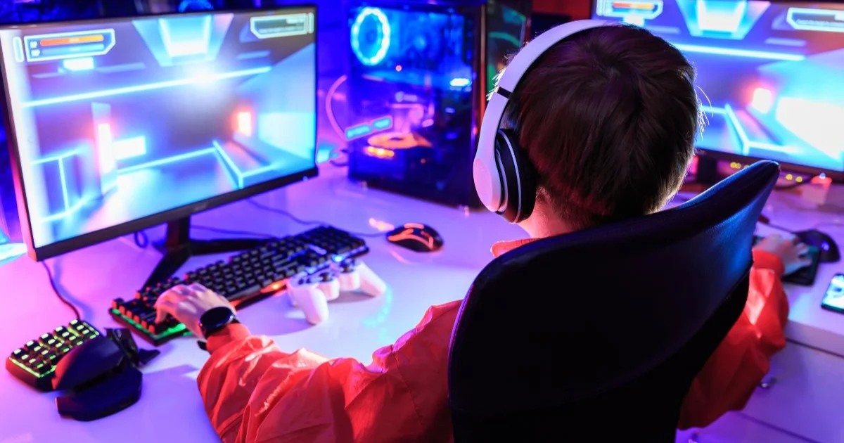 Gamer assis sur une chaise devant son écran